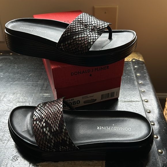 Donald J Pliner Fifi slides - Picture 3 of 10